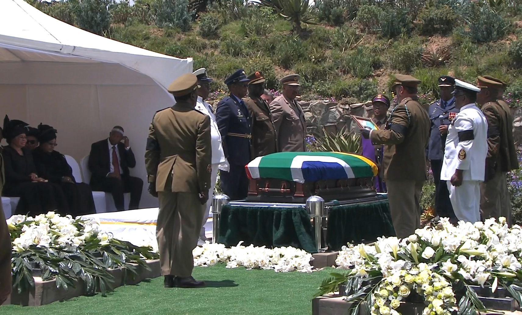 Funeraliile lui Nelson Mandela. Liderul sud-african, inmormantat cu onoruri militare. GALERIE FOTO