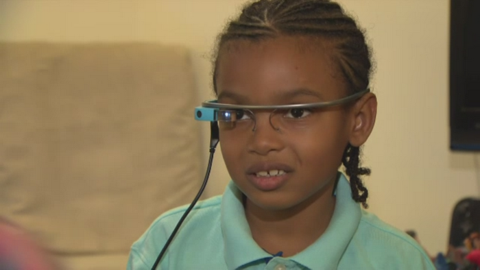 Ochelarii inteligenti care ii pot ajuta pe copiii autisti sa se adapteze la mediul inconjurator. Cum functioneaza