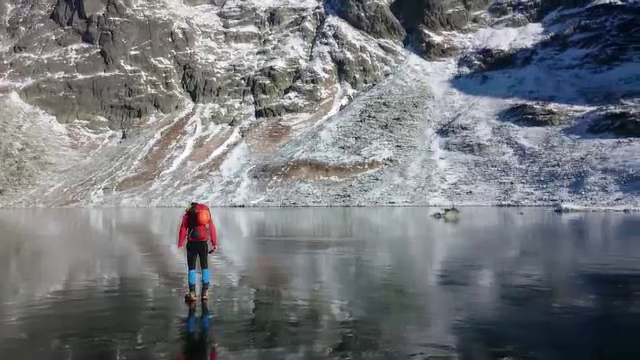 Doi alpinisti traverseaza un lac inghetat extrem de limpede. Imaginile care au strans peste 3 milioane de afisari