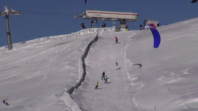 Vreme excelenta pentru schi la munte. Turistii s-au bucurat de soare pe partiile din Sinaia si Straja