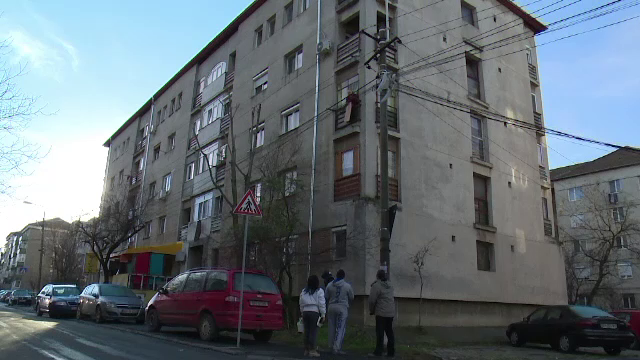 Gest inexplicabil al unui barbat din Oradea. S-a aruncat de la etaj in brate cu fiul sau de 6 ani si au scapat ca prin minune