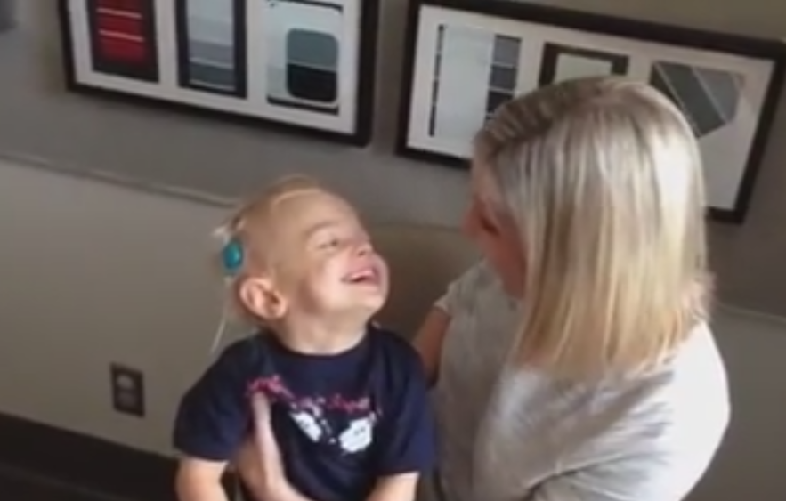 Reactia emotionanta a unui baietel surd cand aude pentru prima data vocea mamei, cu ajutorul unui implant cohlear - VIDEO