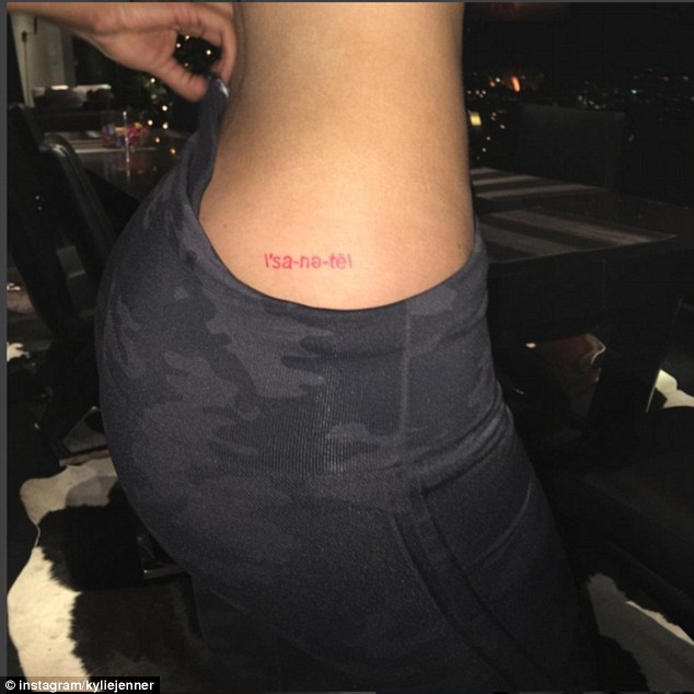 Are 18 ani, o armata de fani, dar nimeni nu isi explica ultimul tatuaj. Ce si-a trecut pe corp Kylie Jenner