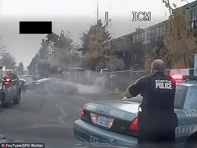 Doua masini de politie s-au ciocnit incercand sa prinda un sofer fugar in Seattle. Cum s-a terminat cursa nebuna. VIDEO