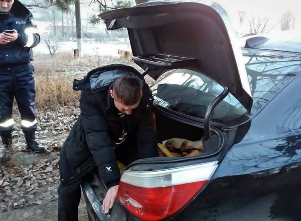 Un tanar din Moldova s-a certat cu prietenii la betie. A doua zi s-a trezit in portbagajul masinii sale