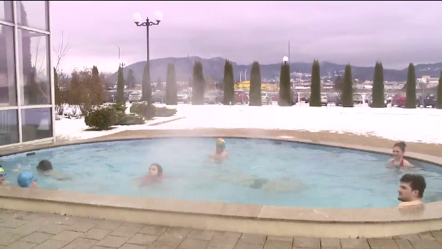 Cum s-au distrat turistii la munte: jacuzzi, spa si piscina. Tinerele aranjate au atras toate privirile pe partie