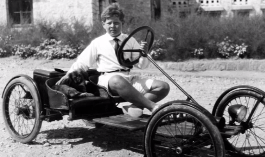 Copilăria Regelui Mihai I. Un băiat modest și educat, pasionat de tehnică și automobile