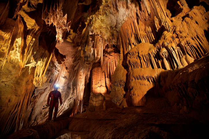 Doi exploratori canadieni au descoperit peșteri din perioada Epocii de Gheață