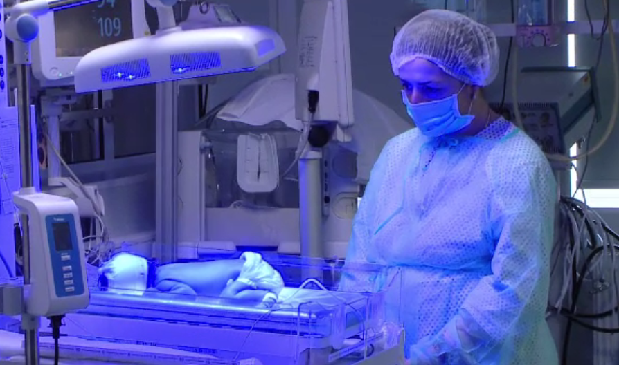 Bebeluș salvat printr-o transfuzie intrauterină, de către medici din Iași