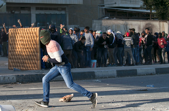 Ciocniri violente între forţele israeliene şi palestinieni. 200 de persoane au fost rănite