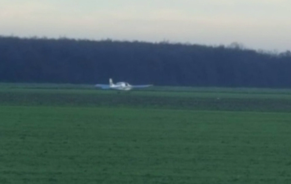 Incident aviatic în Dâmbovița. Doi piloți au aterizat forțat pe un câmp