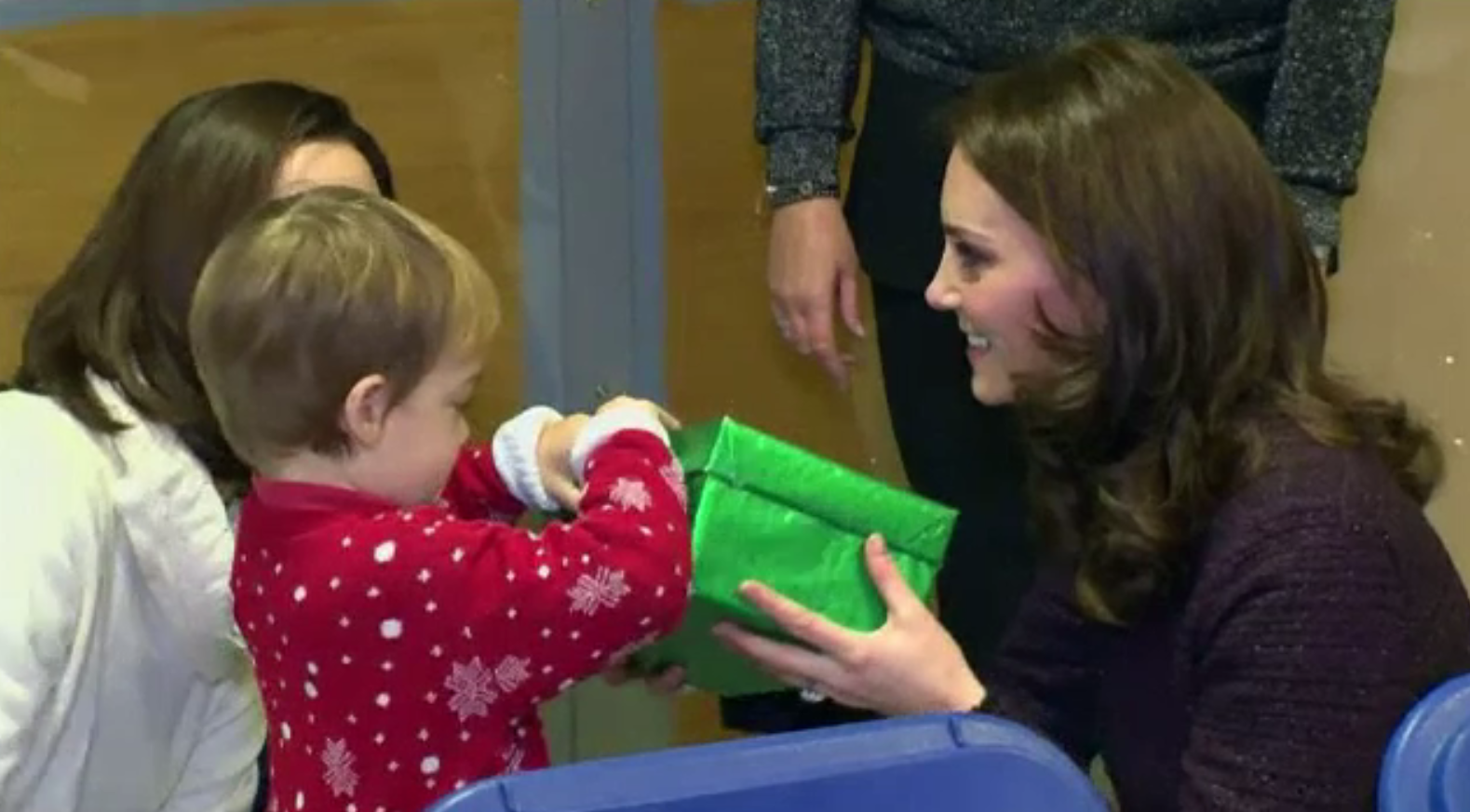 Kate Middleton a împărțit cadouri copiilor supraviețuitorilor incendiului de la Grenfell Tower