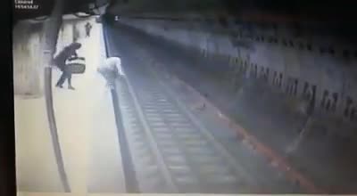 Momentul șocant în care tânăra este împinsă în fața metroului, la stația Dristor. VIDEO