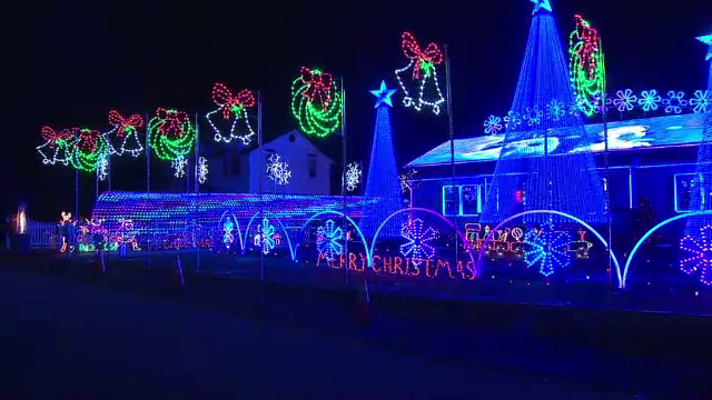 Un american și-a decorat casa cu 200.000 de becuri luminoase, de Crăciun