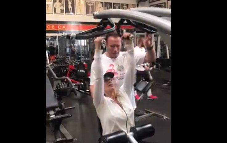 Nadia Comăneci se antrenează la sală cu Arnold Schwarzenegger. VIDEO