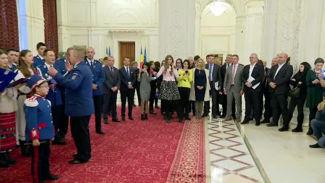 Liviu Dragnea a fost colindat de un cor de jandarmi, pe holurile Parlamentului. VIDEO