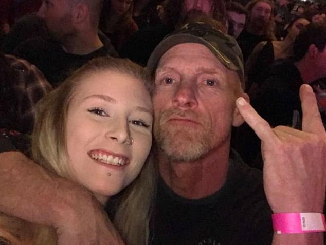Clip viral cu un tată surd și fiica lui la un concert rock. ”Absolut fascinant”. VIDEO