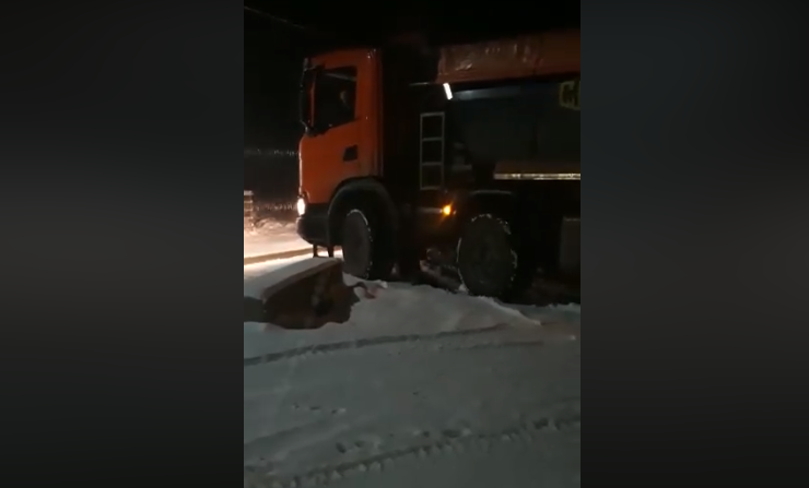 Asfaltare pe ninsoare în Bistrița. Explicația primarului pentru localnicii revoltați