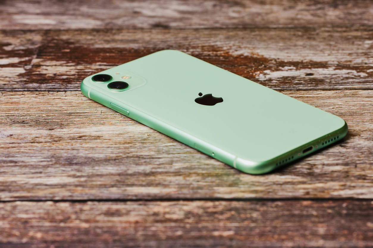 Apple va lansa primul iPhone 5G ”low cost” chiar de Ziua Femeii, în martie