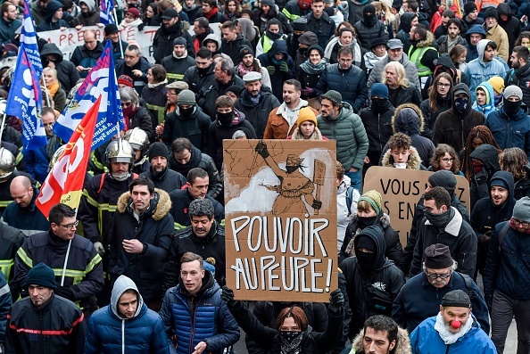 Cea mai amplă grevă din ultimii 24 de ani, în Franța. Ciocniri violente între manifestanți și jandarmi