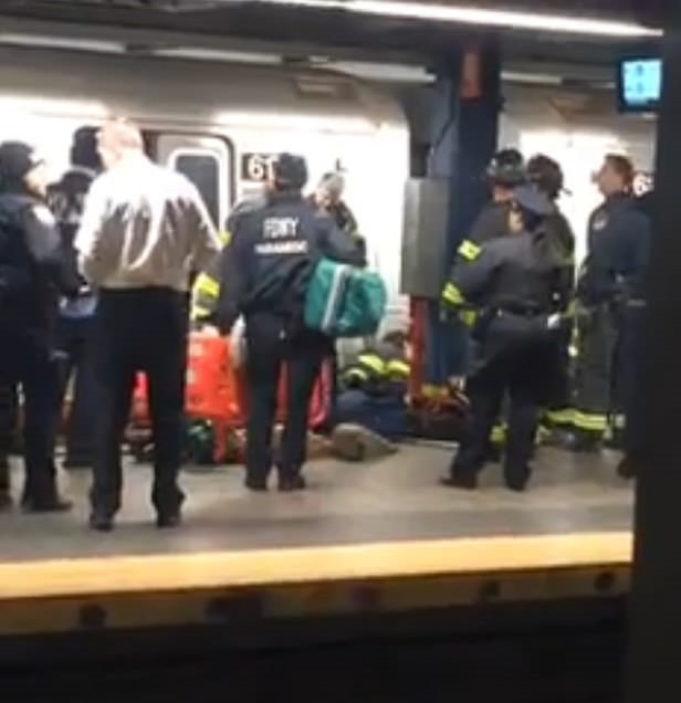 Două femei în stare de ebrietate au fost călcate de metrou, la New York. Una a murit pe loc