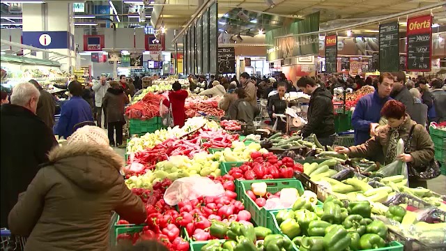 De la investiții la consum bazat pe credite și de la alimentară și aprozar la hipermarketuri. România, în trei decenii