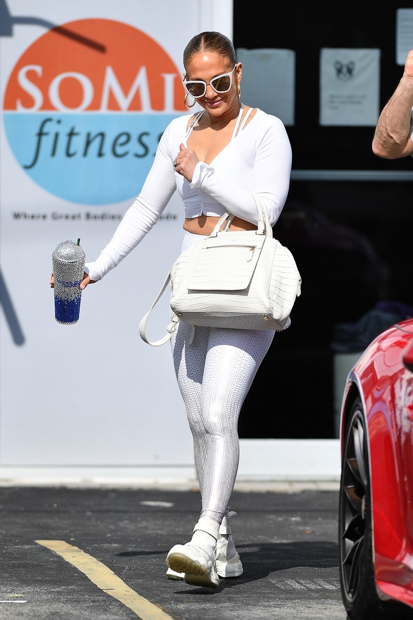Jennifer Lopez, surprinsă în colanți după o sesiune la sala de fitness din Miami. GALERIE FOTO - Imaginea 7