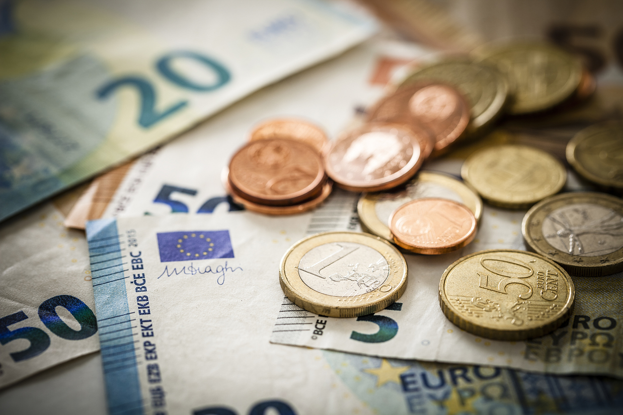Comisioane mai mici pentru banii trimiși din România în țările din zona euro