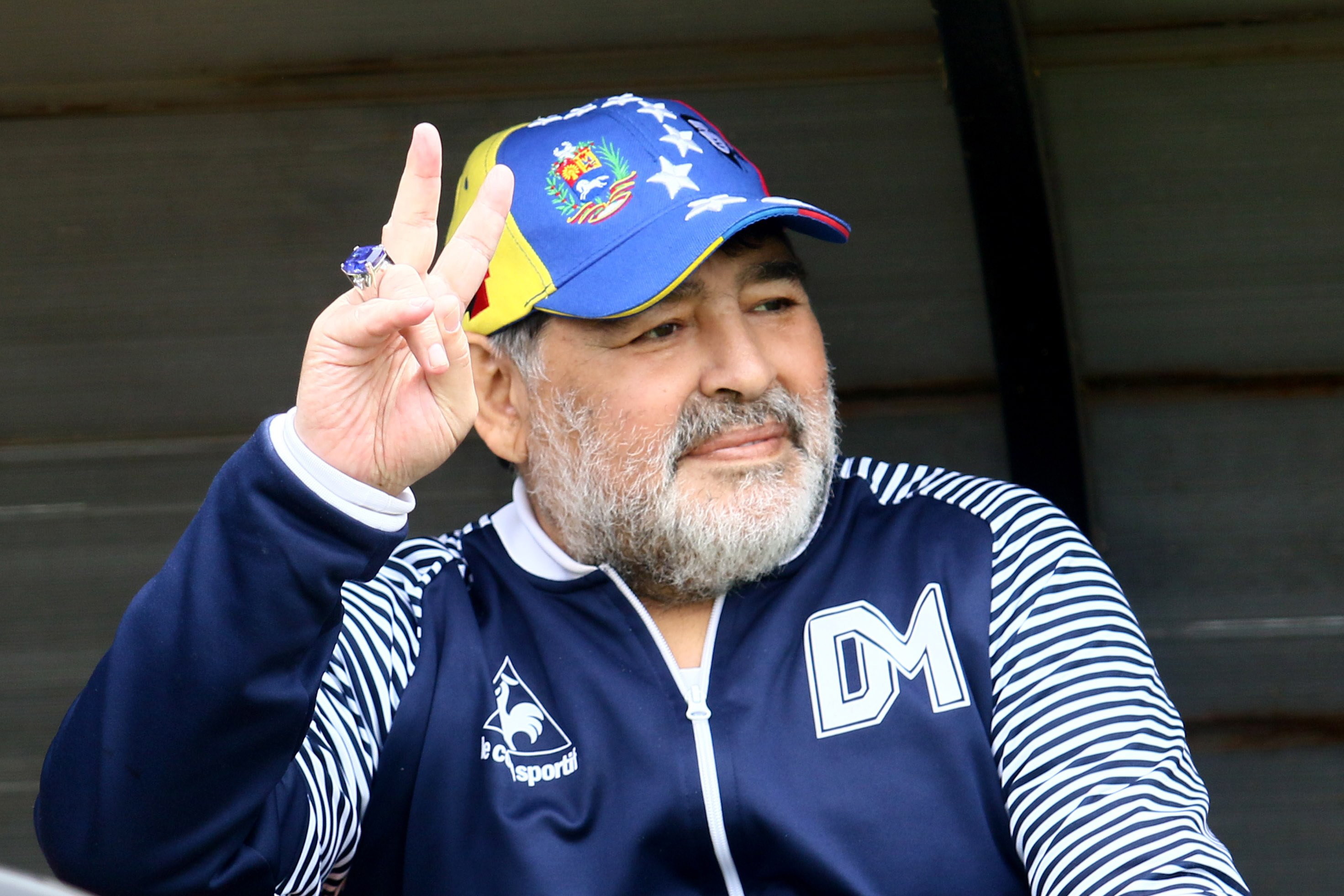 Maradona e internat în spital. Fostul jucător va fi operat de urgență pe creier