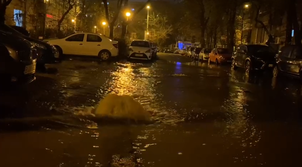 O țeavă de apă caldă s-a spart în cartierul Drumul Taberei din București