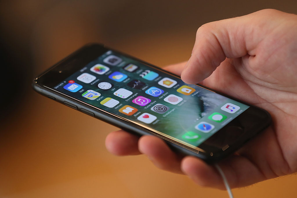 Apple repară mai multe vulnerabilităţi exploatate de hackeri în iPhone şi alte produse