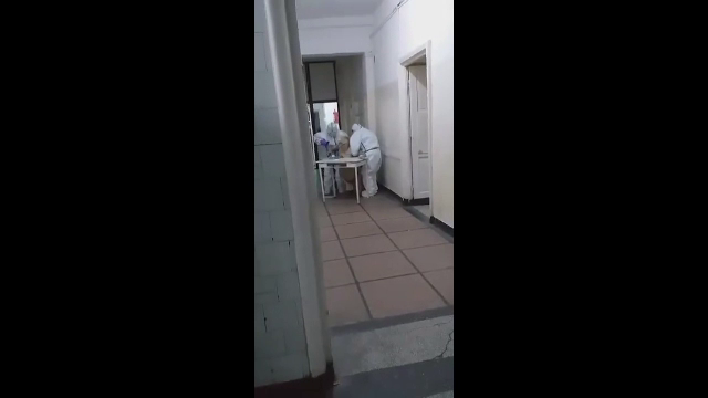 Spital Covid din Reșița: pacienți dezbrăcați care se târăsc după ajutor pe holuri, un cadavru în pat și porumbei în saloane