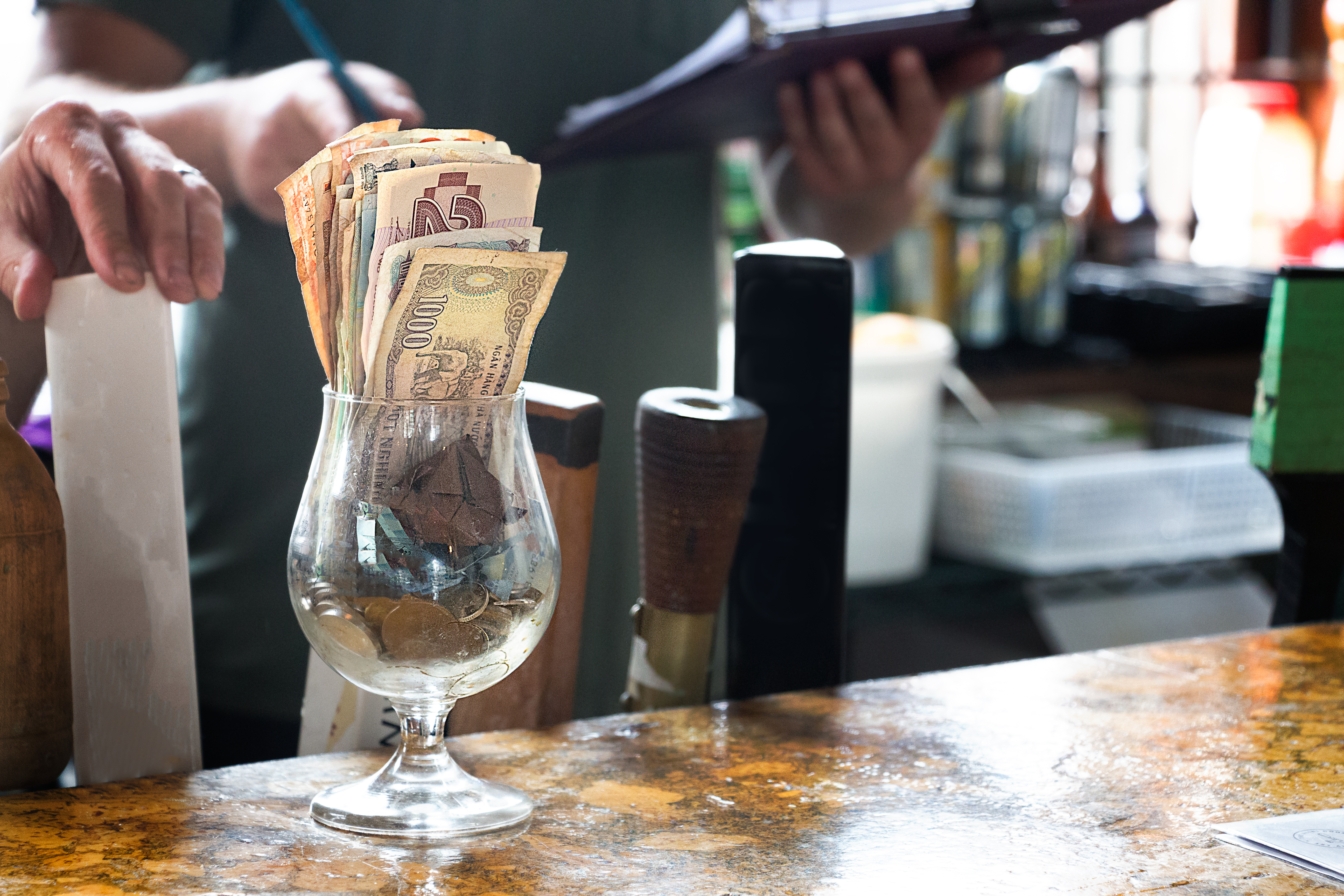 O chelneriță a primit un bacșiș de 2.000 de dolari. Cardul a fost refuzat la plată, dar patronul a decis să-i dea banii