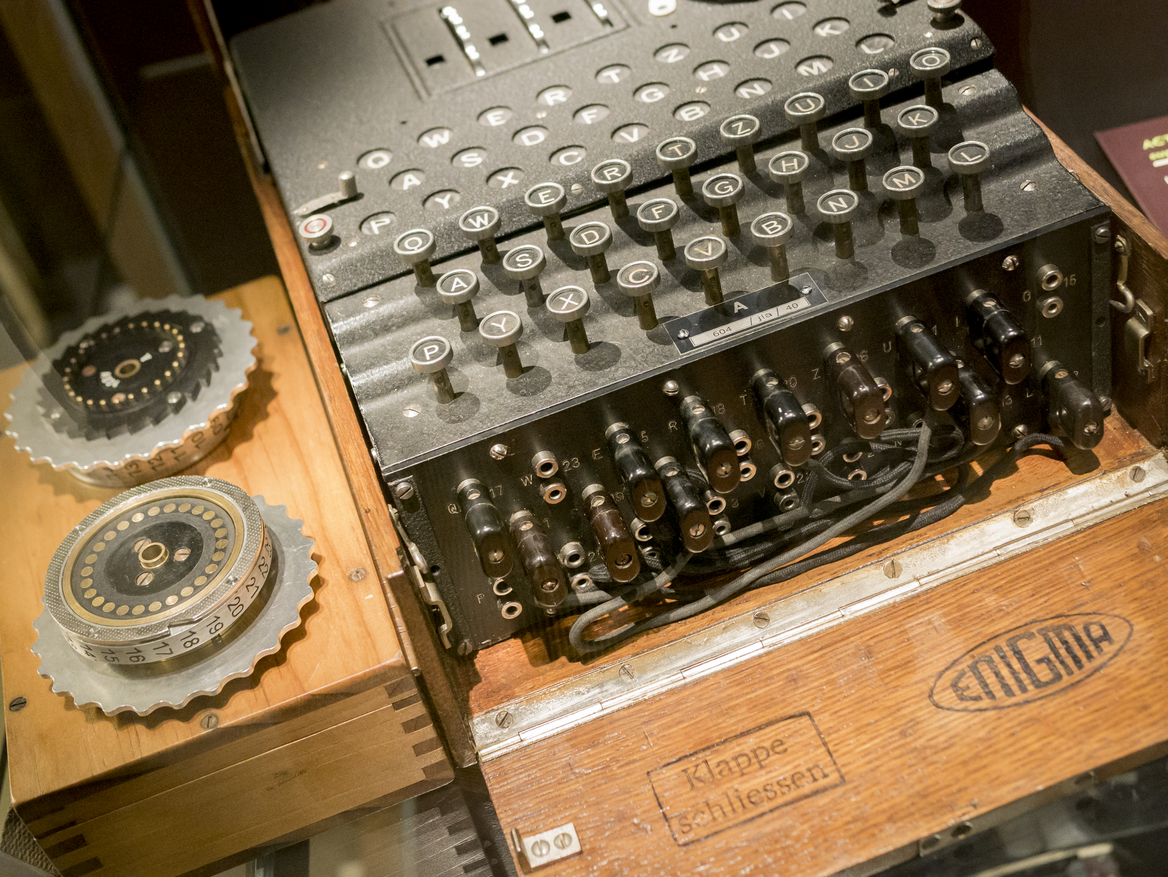O maşină de criptat „Enigma” folosită de nazişti, descoperită de scafandri germani în Marea Baltică