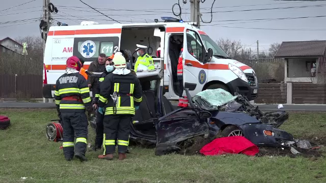 Un șofer de 58 de ani a murit după ce un camion a intrat pe contrasens și l-a lovit în plin