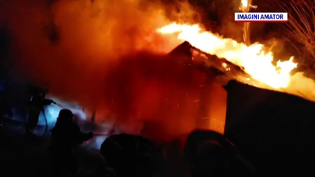 Incendiu devastator la o locuință din Olt. Un bătrân a ajuns la spital cu arsuri
