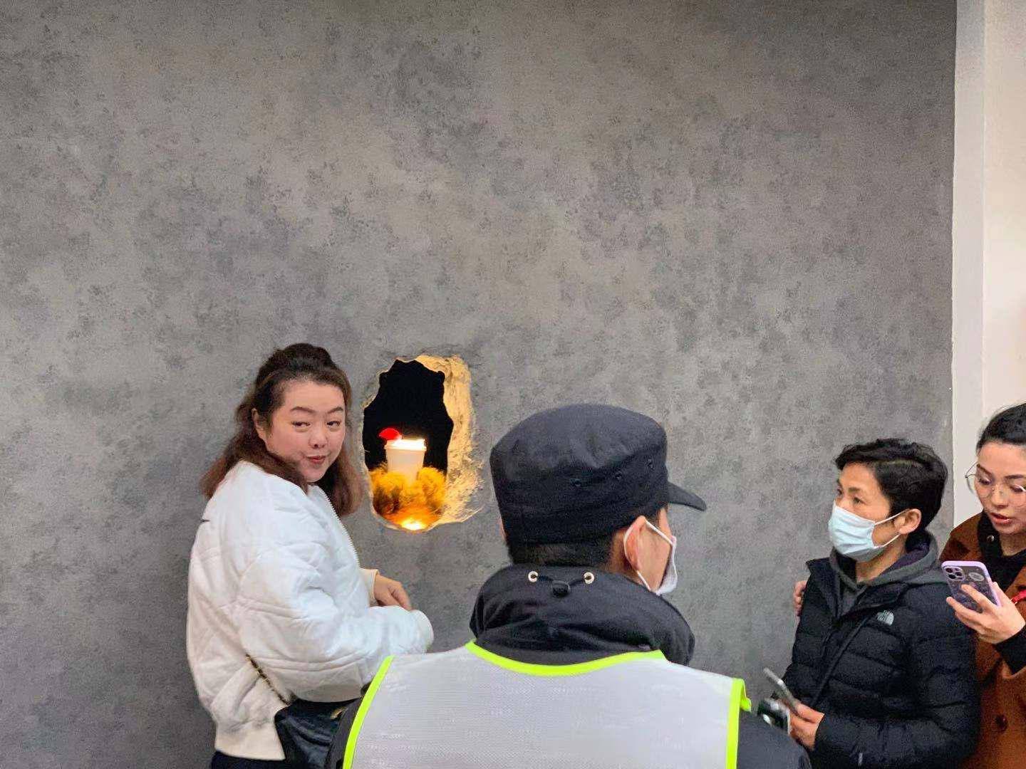Cafeneaua din China unde servirea se face printr-o gaură în zid, iar managerul e surdo-mut. VIDEO - Imaginea 2