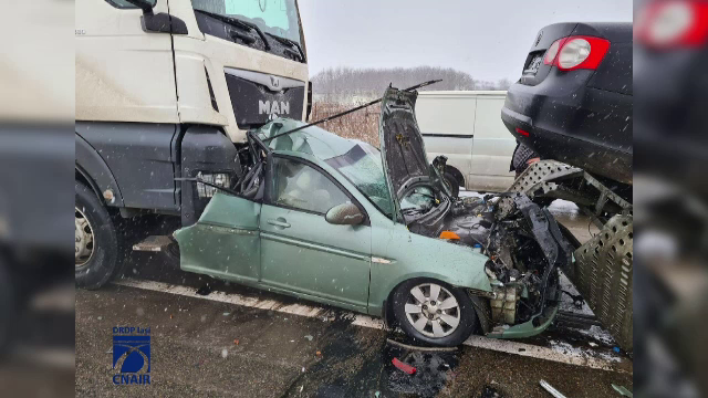 Accidente în lanț pe drumurile din țară, din cauza ninsorilor şi poleiului