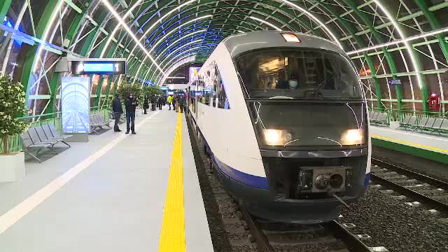 Primele curse cu trenul între Gara de Nord și Aeroportul Otopeni au întârzieri mari