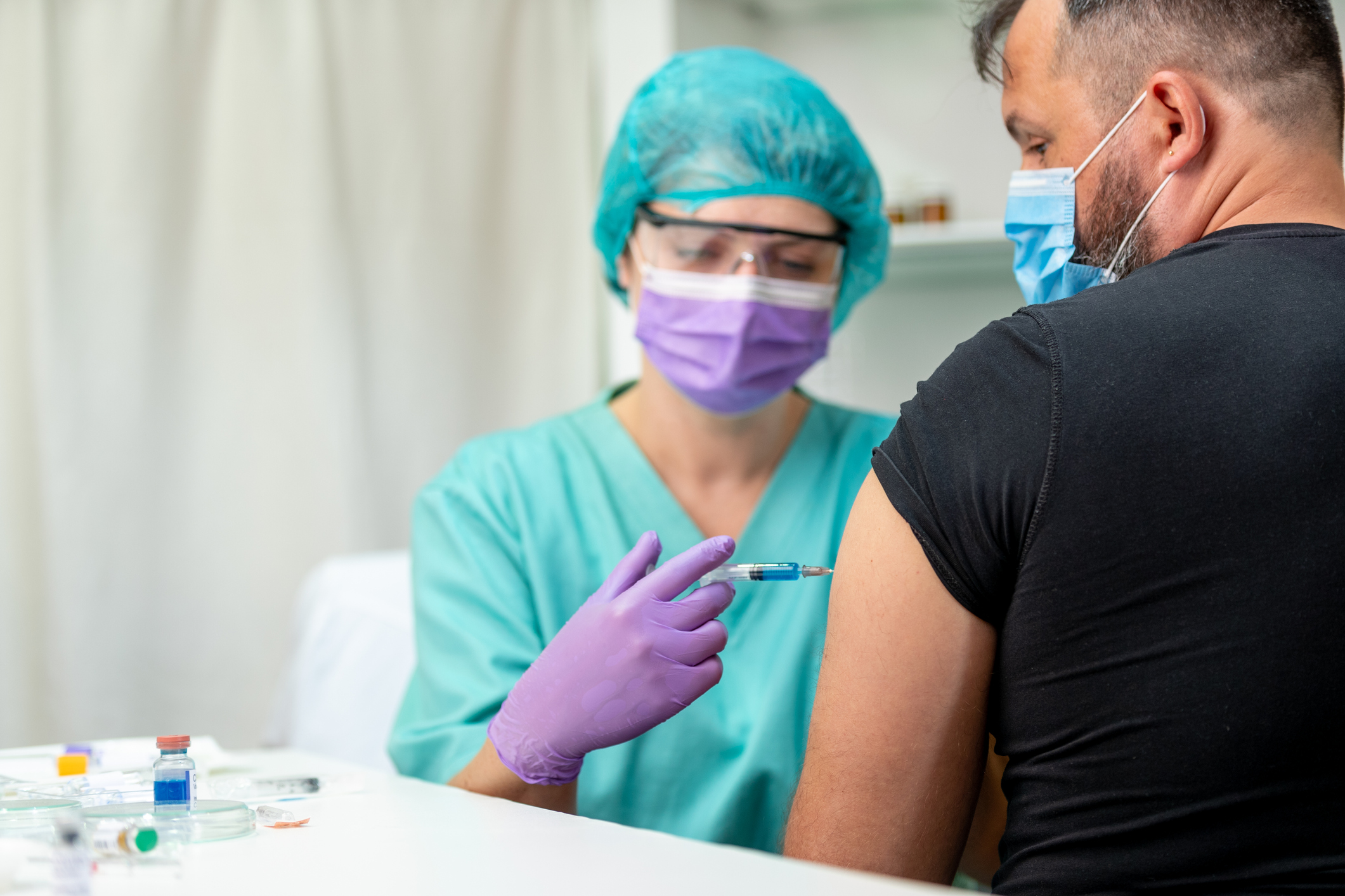 De ce nu se poate renunța la mască, nici după administrarea vaccinului anti-COVID