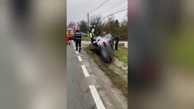Un șofer de 60 de ani s-a răsturnat cu mașina încercând să evite un câine