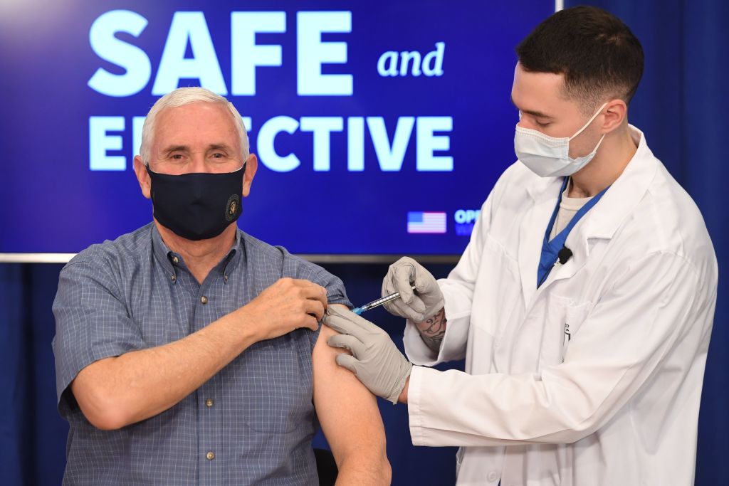 Vicepreședintele SUA Mike Pence s-a vaccinat anti-COVID în direct. Ce mesaj a vrut să le transmită americanilor
