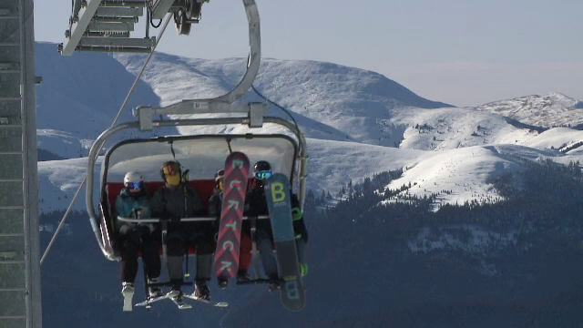 S-a dat startul sezonului de schi la Sinaia. Sute de persoane și cozi mari în prima zi