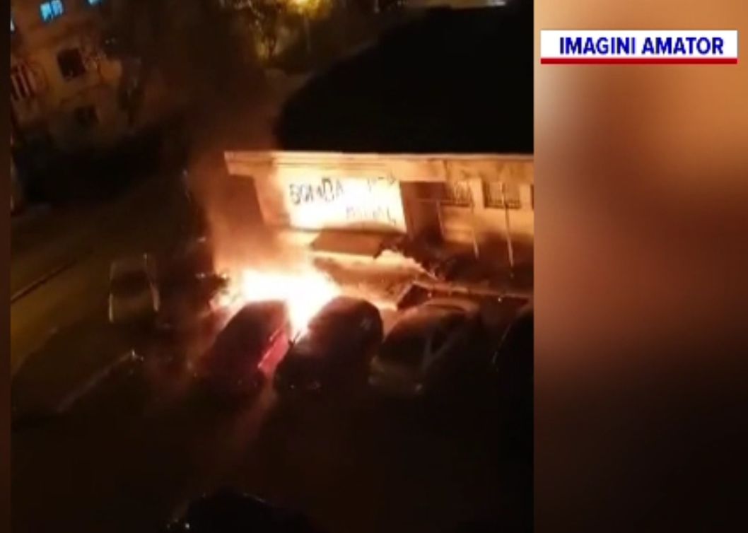 Mașină incendiată într-un cartier din Galați. Ce au găsit pompierii lângă autoturismul distrus