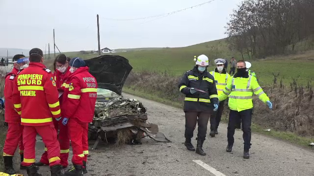 Doi bărbați au murit pe o șosea din Alba, după ce mașina lor a lovit un cap de pod