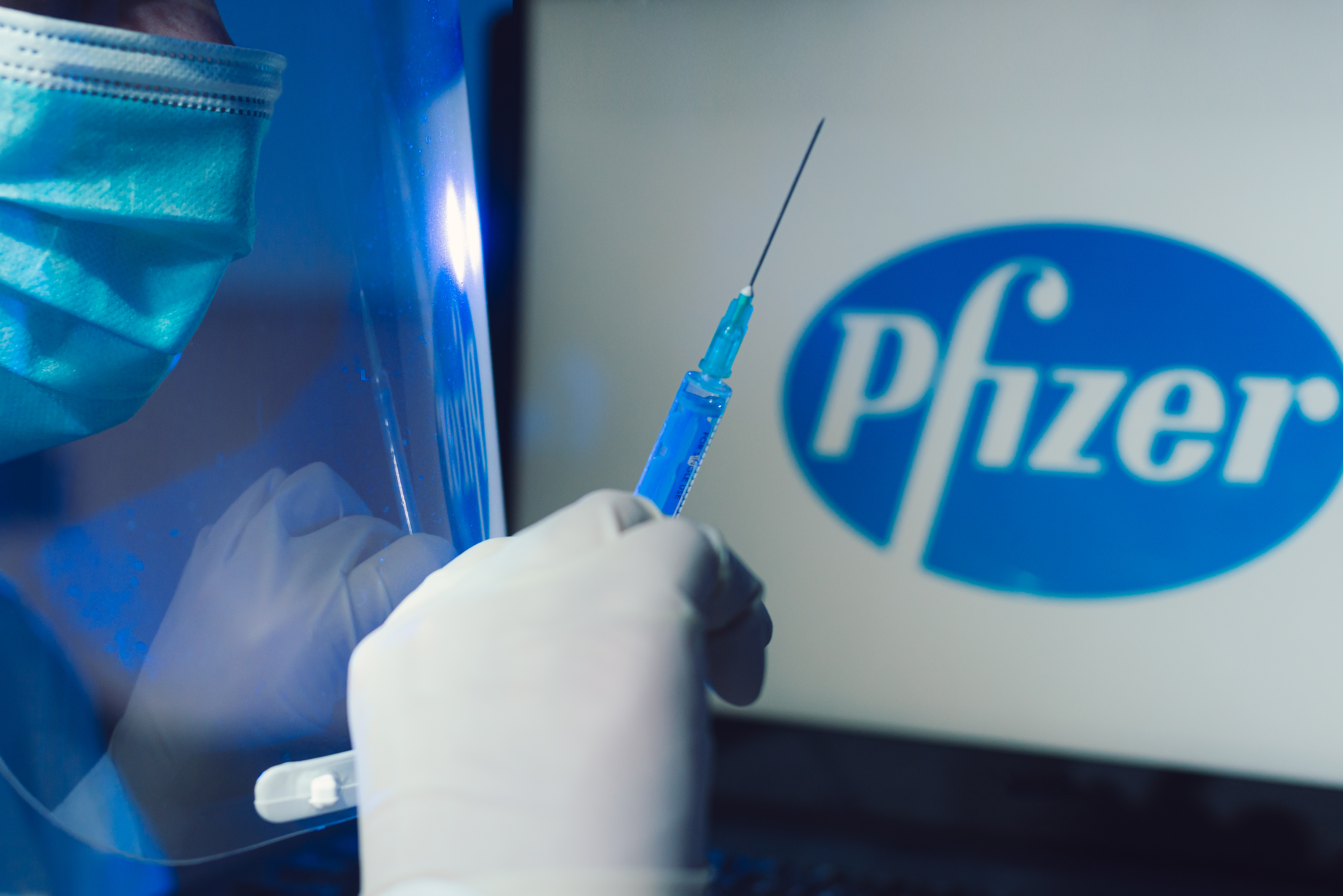 Peste 300.000 de doze de vaccin Pfizer ajung luni în România. Unde se distribuie