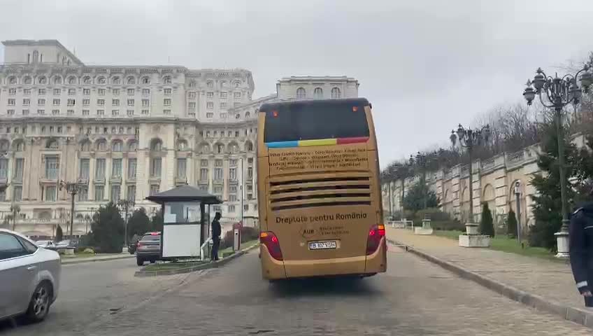 Noii senatori și deputați AUR au ajuns la Parlament cu un autocar auriu: ”Dreptate pentru România” - Imaginea 2