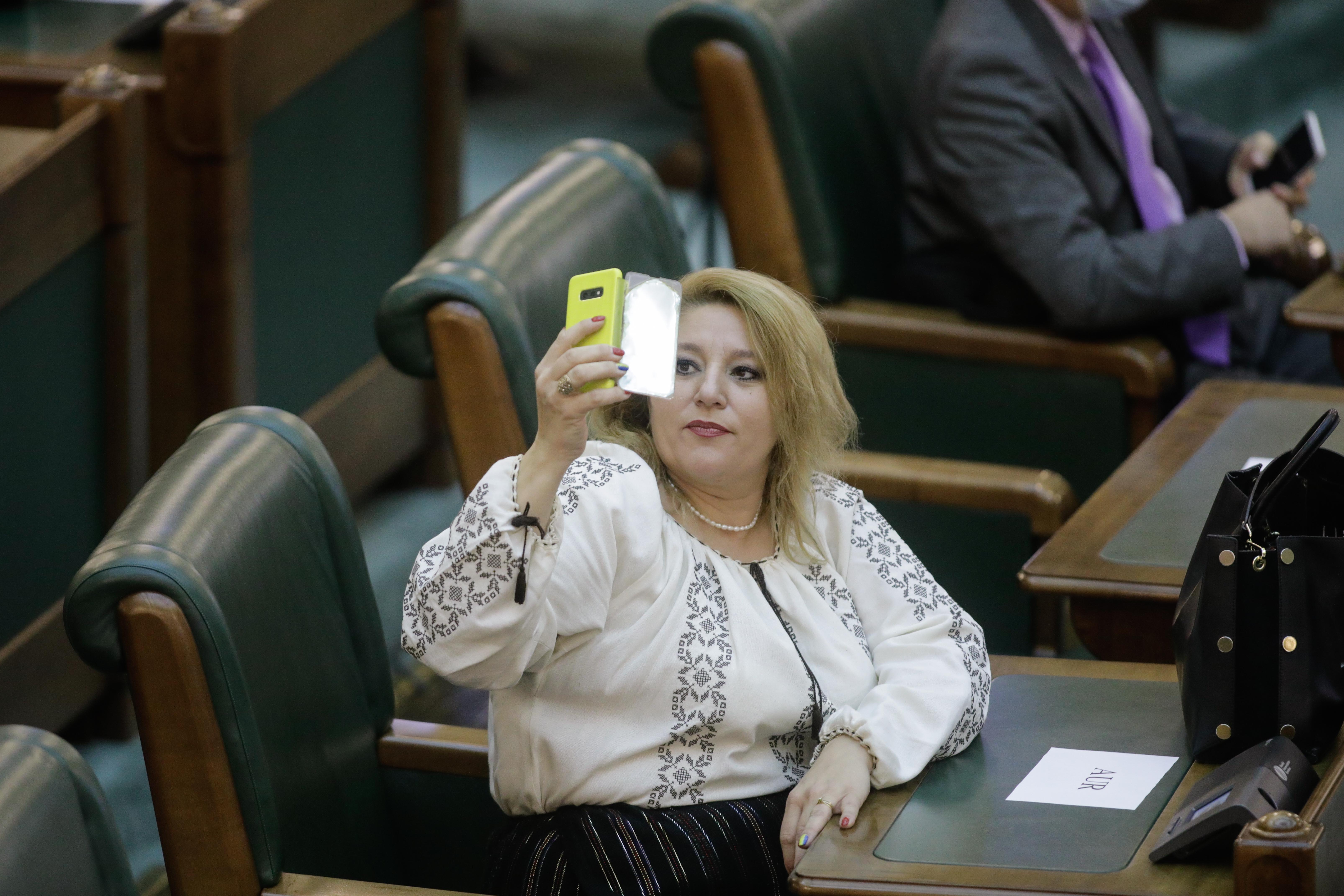 Senatoarea AUR Diana Șoșoacă, fără mască, dar cu ie la reuniunea Parlamentului. Premierul Nicolae Ciucă cere verificări