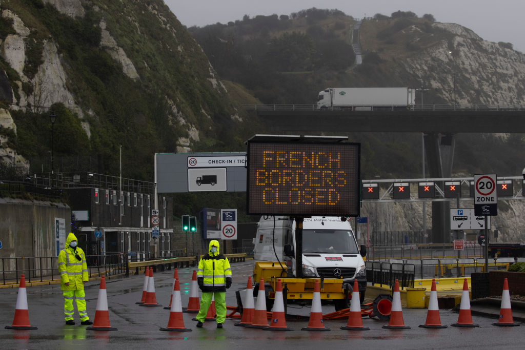 Şoferi români blocaţi la frontieră în UK, după închiderea granițelor. MAE a cerut Franței urgentarea soluţionării situaţiei