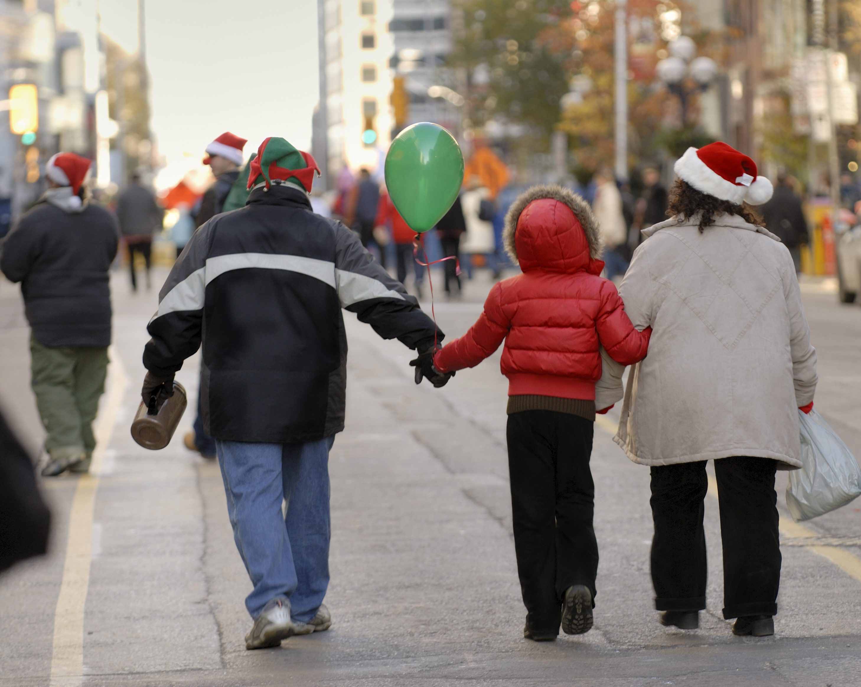 Febra cumpărăturilor de Crăciun a aglomerat orașele, în plină pandemie. Cozi la magazine, în București